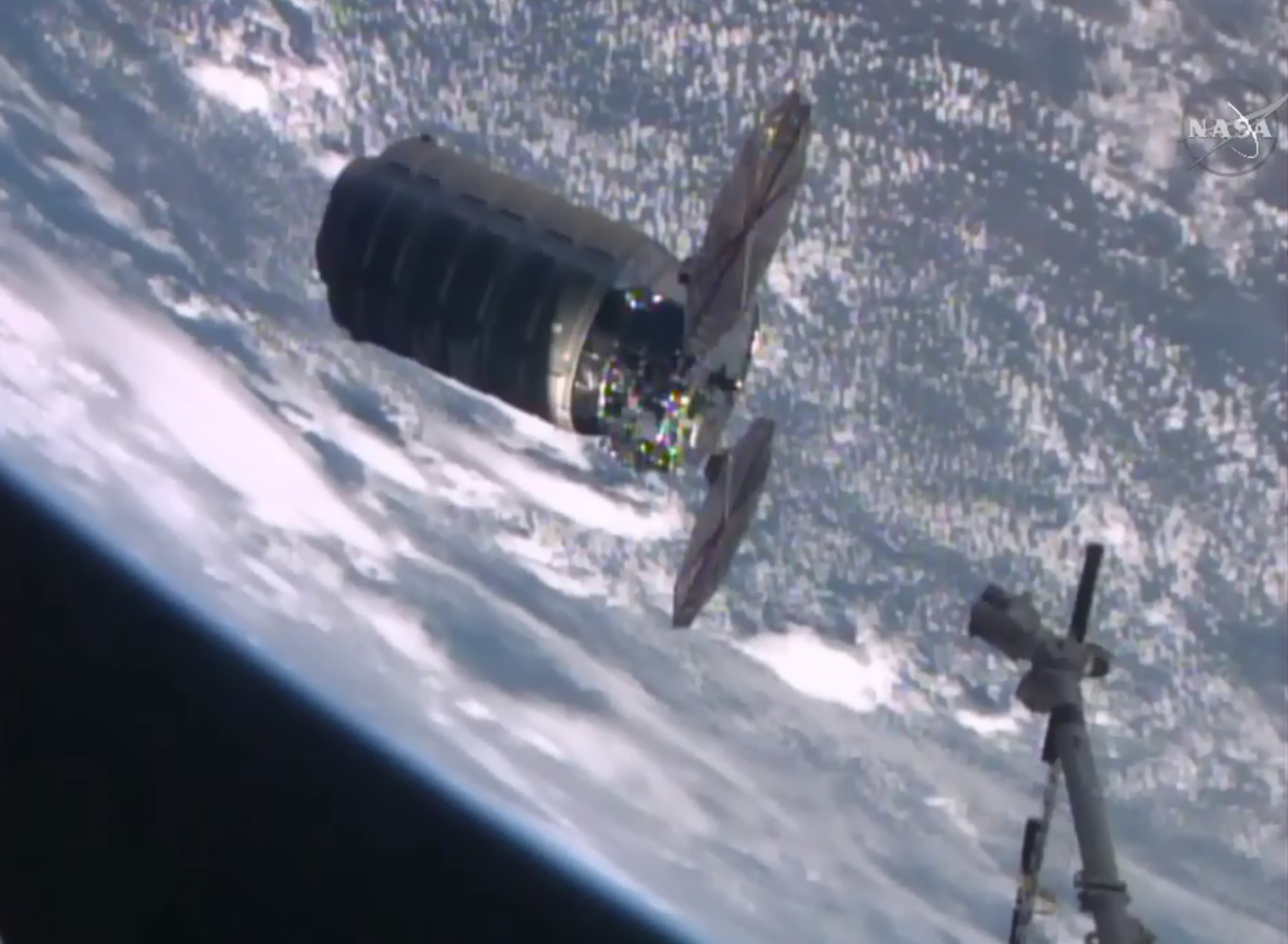 Διαστημικό μεταγωγικό φέρνει τα Χριστούγεννα στον ISS
